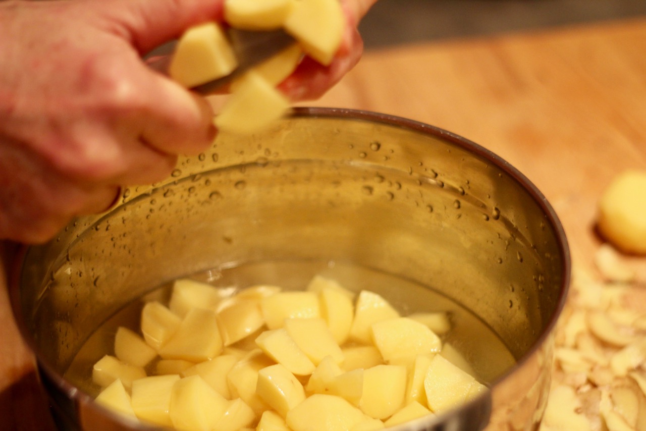 erdaepfelsuppe-mit-jakobsmuscheln-baerenhof-kolm-4